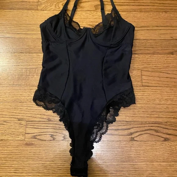 Elegant Black Lace Bodysuit - Picture 1 of 7